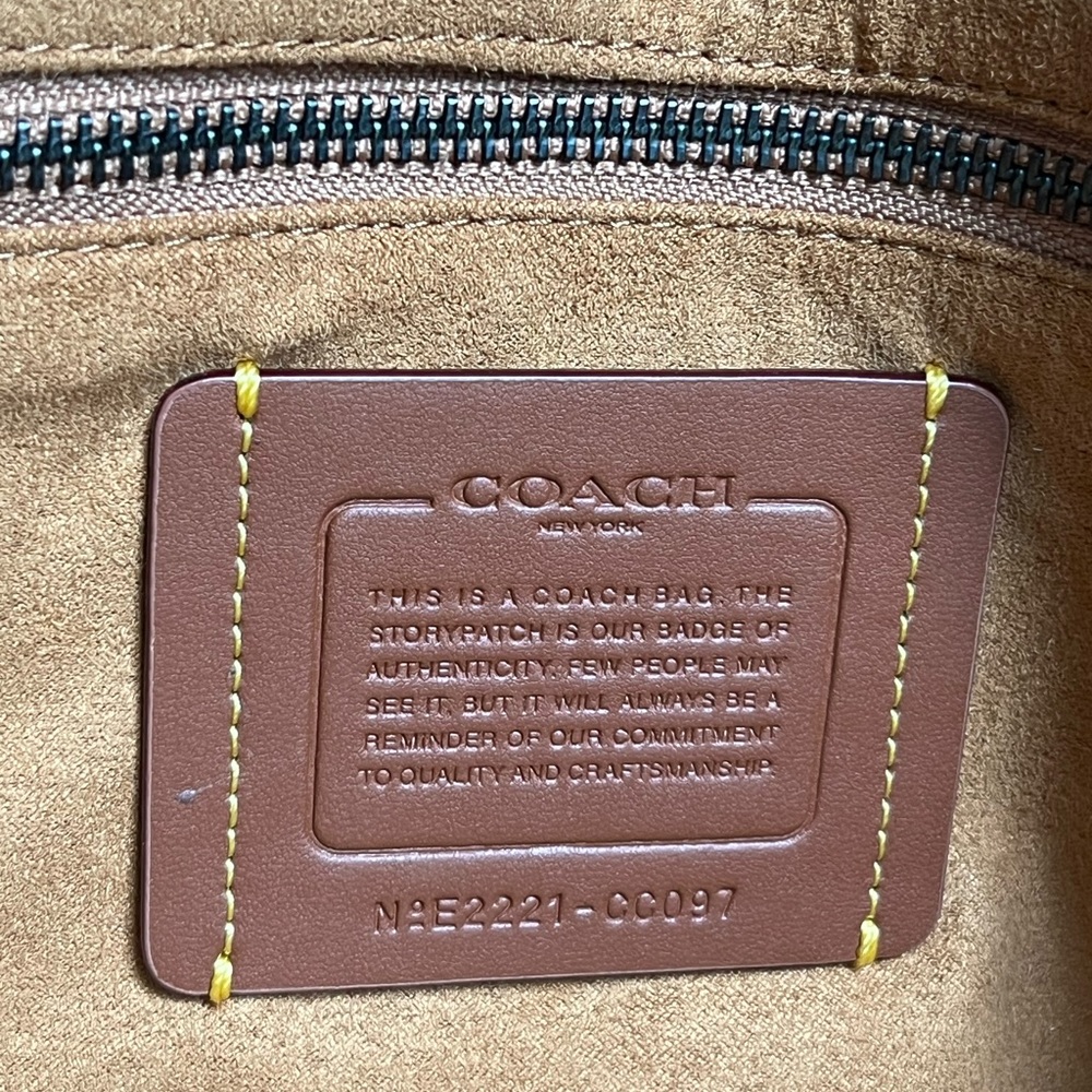 CC097 - Coach Field Tote 40 with Coach Badge - Picture 10 of 13